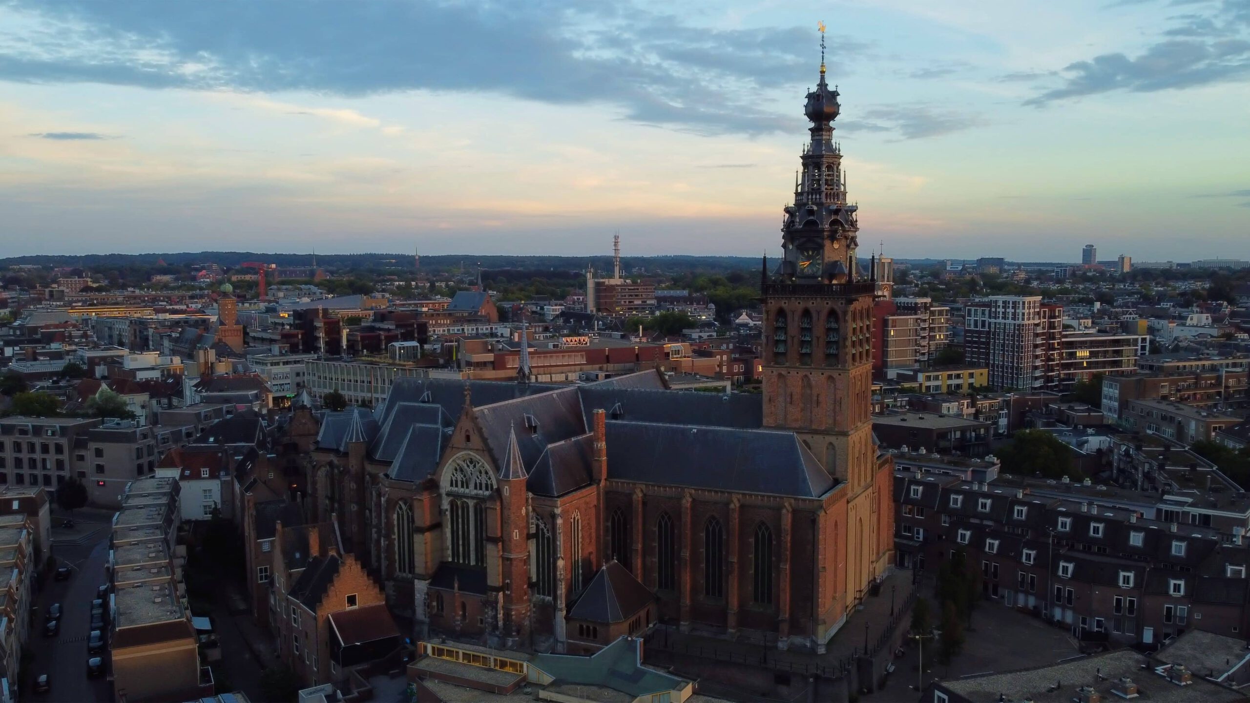 Overzicht van de stad Nijmegen met de kerk in de voorgrond